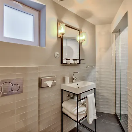 Maison Barbes Szálloda 4*